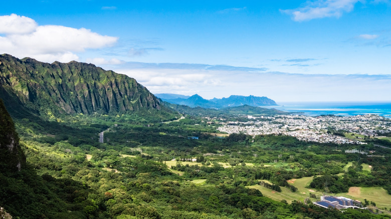 Stunning views form Nuʻuanu Pali Lookout.