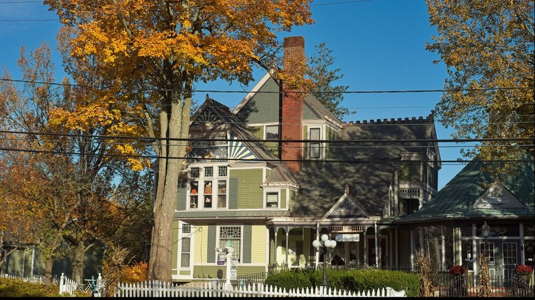Photo of an old house in Burton