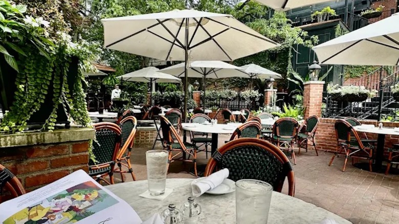 The bottom floor patio of Lindey's in Columbus