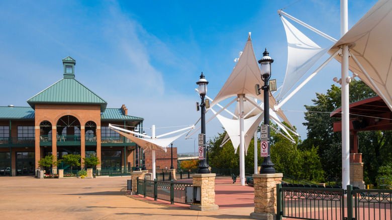 Building, sidewalk, and sculptures in Cuyahoga Falls, Ohio