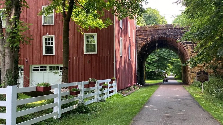 A red building and bridge on the Kokosing Gap Trail