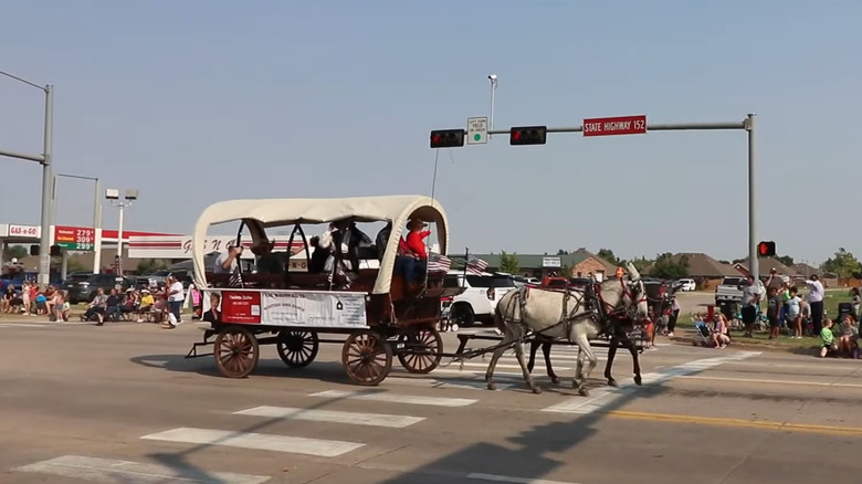 Covered wagon in the parade at Mustang Western Days