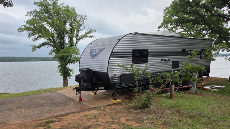 an RV site right near the water at Lake Thunderbird State Park