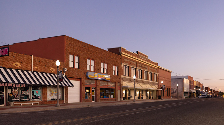 A street view of El Reno, Oklahoma at dusk