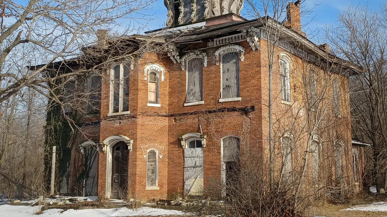 The decaying Gatton Mansion in Bath, Illinois
