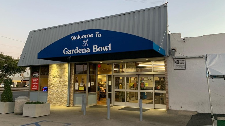 Exterior shot of Gardena Bowl in Gardena, California