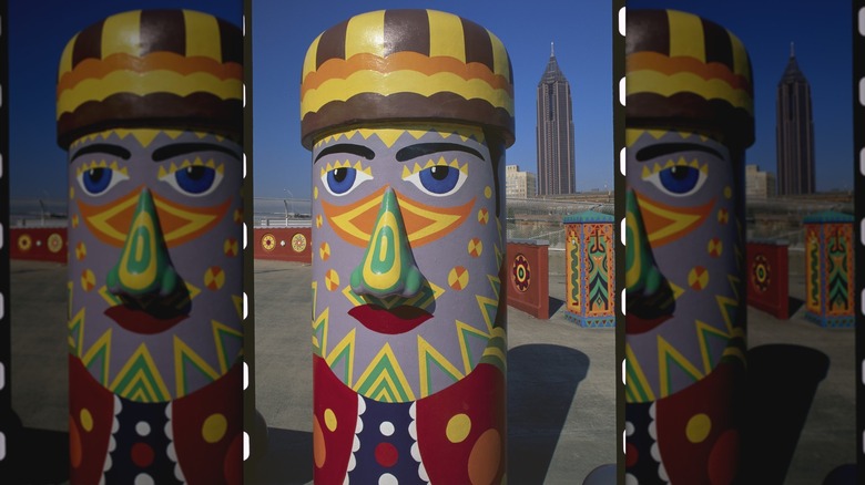 A totem pole with a face in the Pasaquoyan image