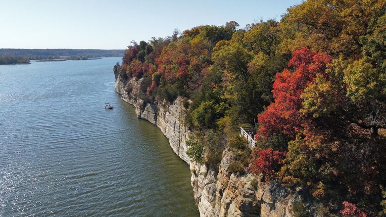 Fall foliage trees on cliff next to Illinois River Buffalo Rock State Park