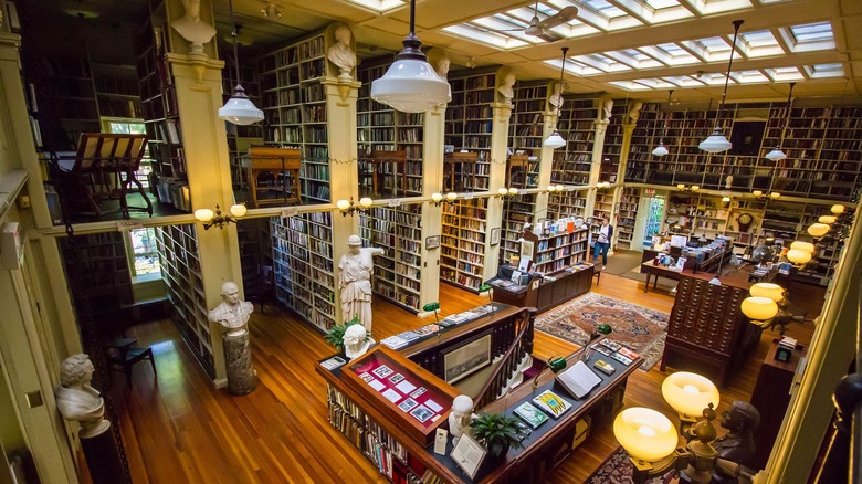 Side angle shot of the inside of Providence Athenæum library