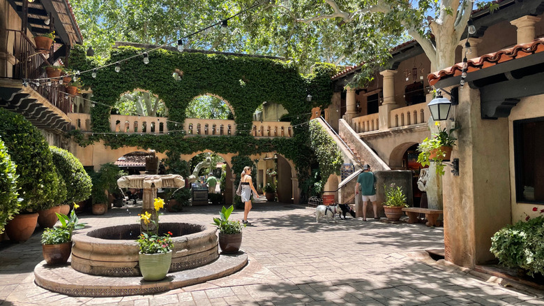 A verdant plaza in Tlaquepaque, Sedona