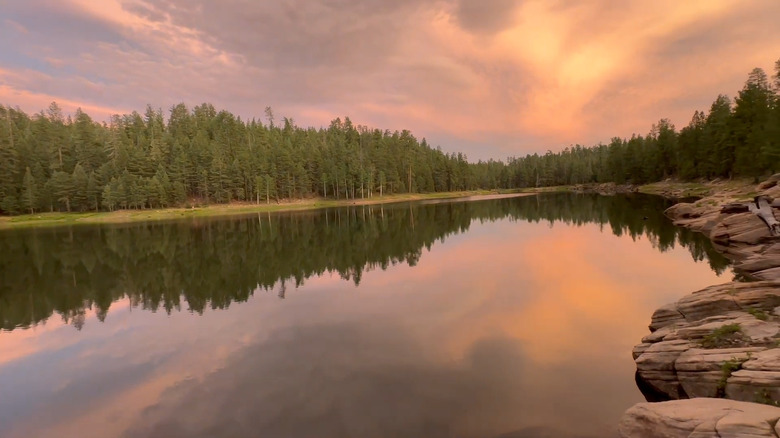 Pink and blue-colored skies during sunset on Knoll Lake, Arizona