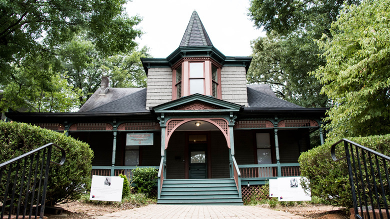Exterior of Hammonds House in West End, Atlanta