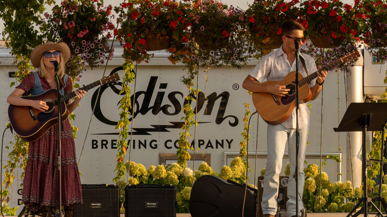 Singers performing at Edison Brewing Company in the city