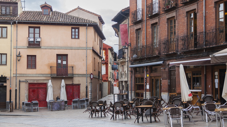 Chairs outside buildings in León's Barrio Húmedo neighborhood