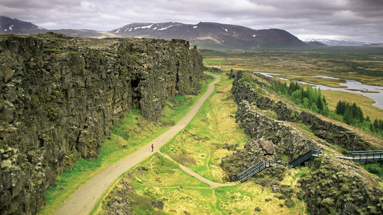 Cliffs and green landscapes at Þingvellir National Park in Iceland