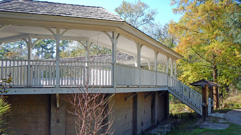 Abandoned bathhouse at White Sulphur Springs ruins