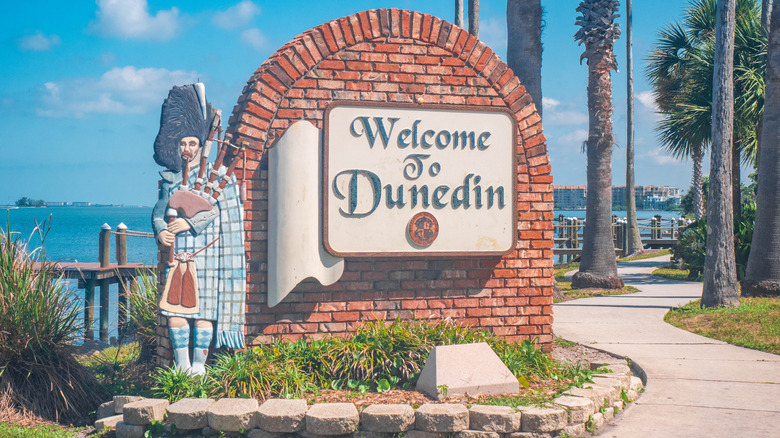 sign that says Welcome to Dunedin
