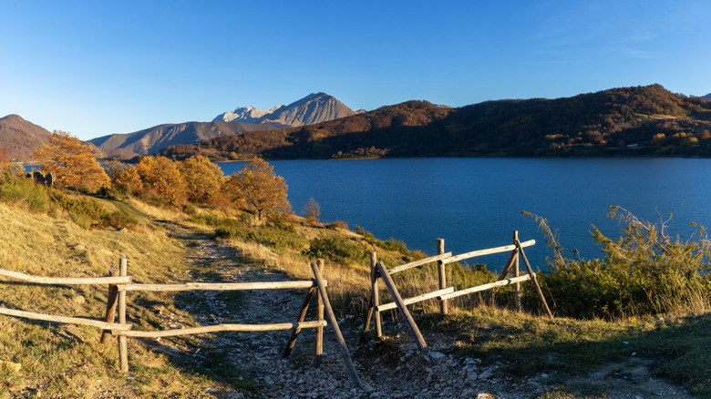 A hiking trail on the banks of Lake Campotosto in Italy