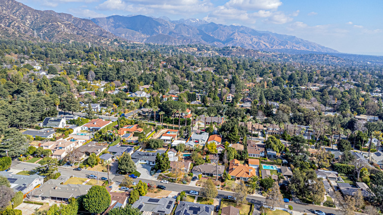 The wooded streets of La Cañada Flintridge with mountains in the background