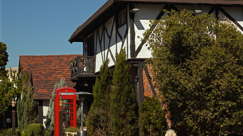 The exterior of the half-timbered Tam O'Shanter restaurant in Los Angeles