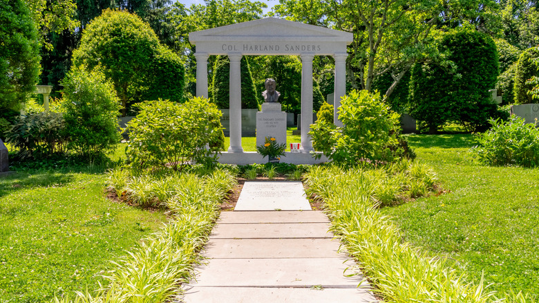 Harland Sanders' grave in Cave Hill Cemetery (Louisville, Kentucky)