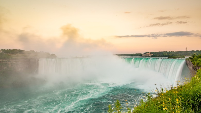 Full view of Niagra Falls at dusk