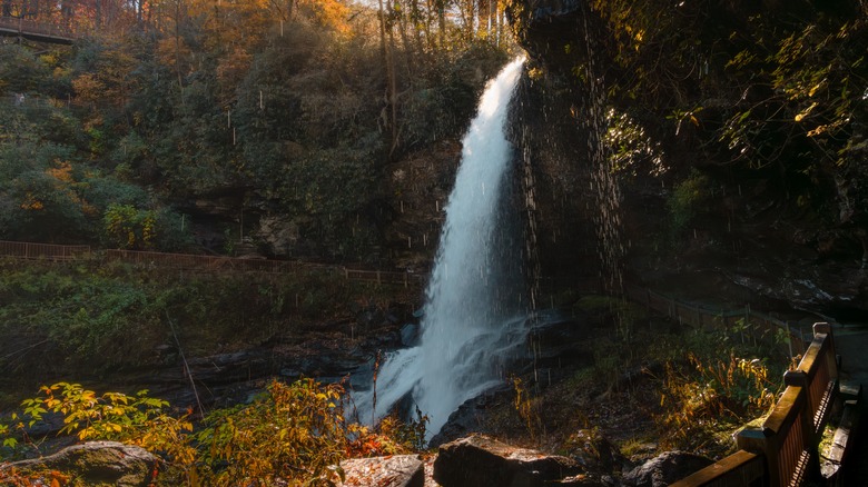 Waterfalls in Dry Falls, North Carolina during autumn