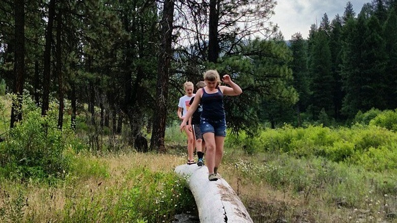 Kids cross log in Ukiah-Dale