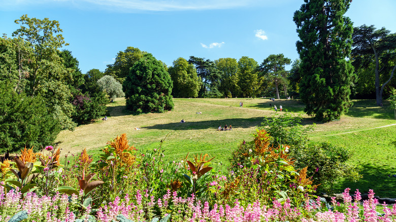 People enjoying the sun at Parc des Buttes Chaumont