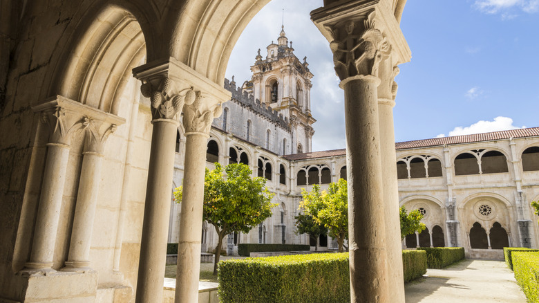 View of the garden in Alcobaça's Claustro do Rachadouro
