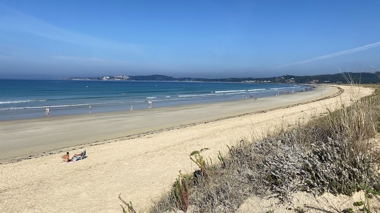 Wide angle view of the shoreline along Praia Da Lanzada, Rías Baixas, Spain