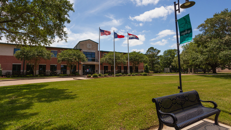Facade of city hall in Friendswood Texas