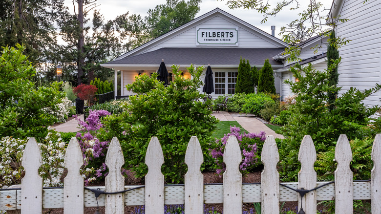 Exterior of Filberts Farmhouse Kitchen in Aurora, OR