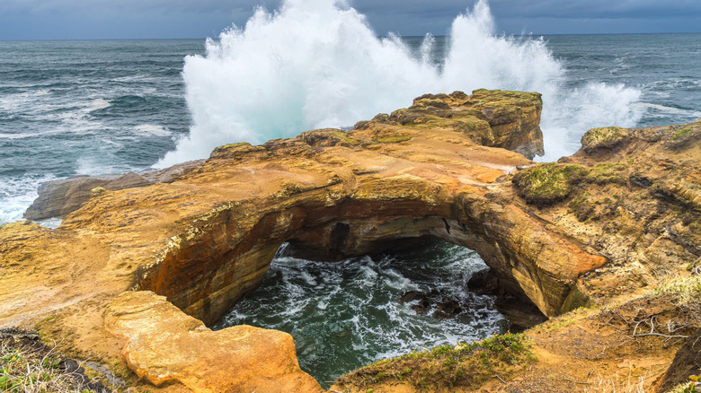 High tide at Devils Punchbowl on the Oregon Coast