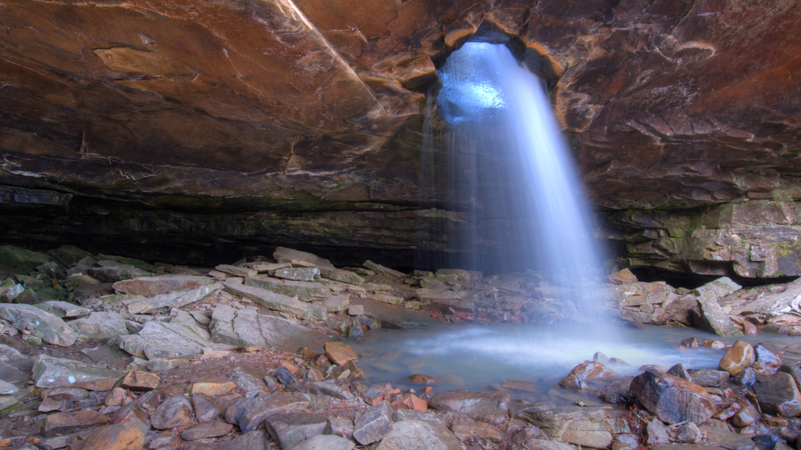 One Of The Ozark's Most Scenic Hikes Is A National Forest Gem With Cliff Views And A Jaw-Dropping Waterfall