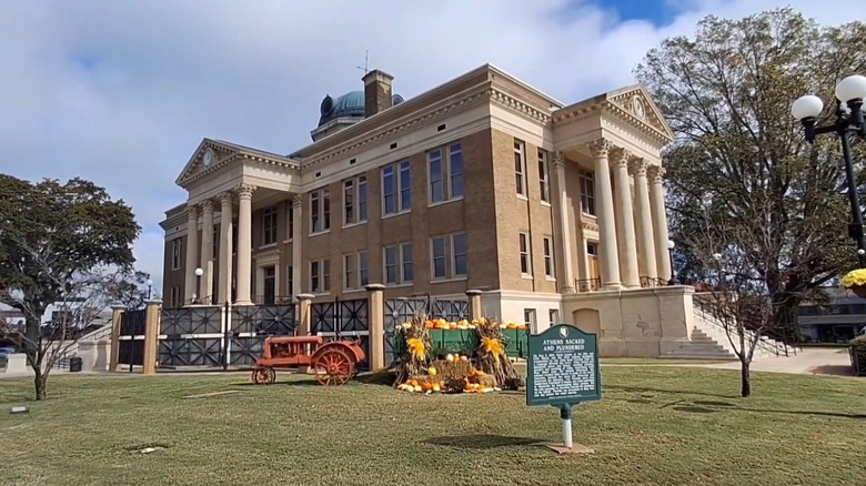 Lawn and grounds of the Limestone County Courthouse in Athens, Alabama