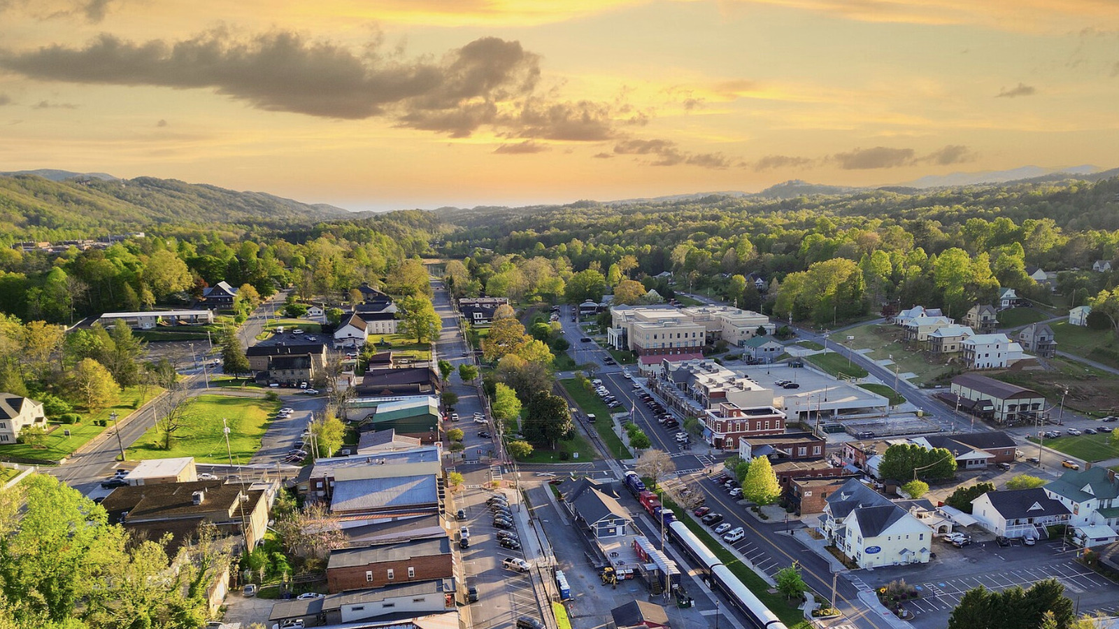 One Of The South's Most Renowned Mountain Cities Is A Wildly Charming,  Scenic, Artsy Georgia Paradise, image size:1600x899