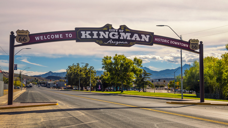 A sign welcoming visitors to Kingman and Route 66