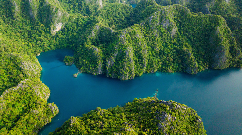Turquoise waters of Lake Kayangan, Phillipines, surrounded by green mountains