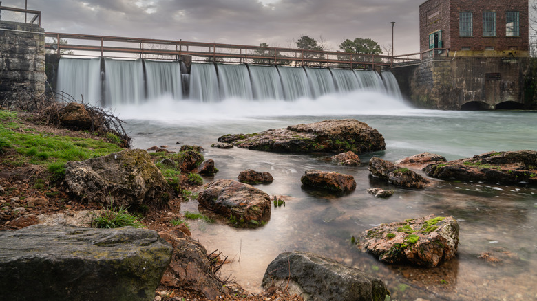 Water flowing at Mammoth Spring dam