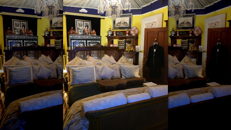 A bedroom filled with antiques in the O Museum at The Mansion, Washington D.C.