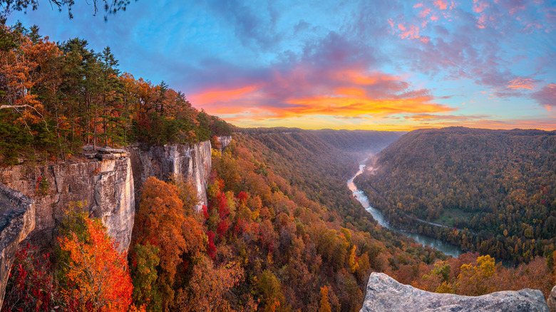 Gorgeous endless wall trail in new river gorge in autumn