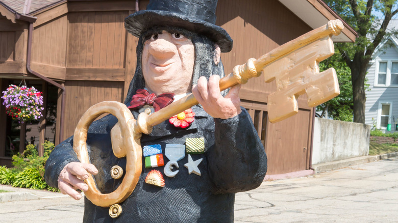 Troll statue in Mount Horeb holding a giant key