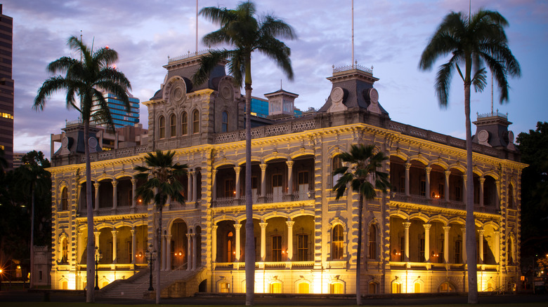 'Iolani Palace at night