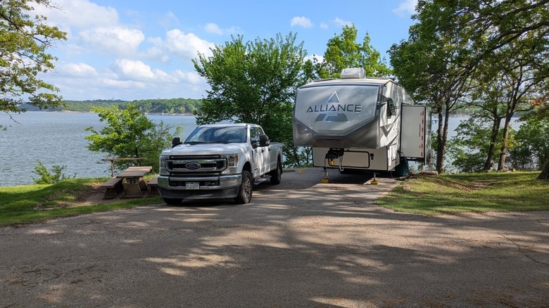 A parked RV at a campsite at Oologah Lake