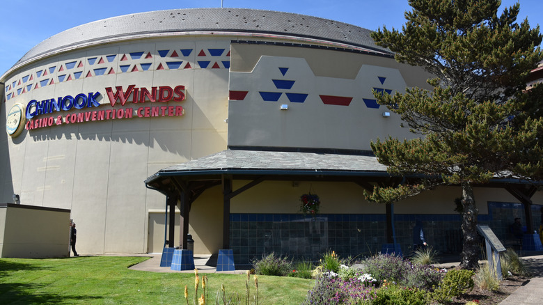 picture of Chinook Winds Casino Convention Center from outside