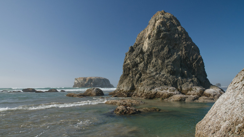 Rocky islands jutting out of the Oregon coastline