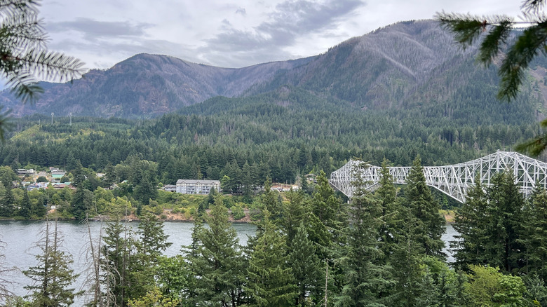 Bridge of the Gods crossing the Columbia River near Cascade Locks, OR