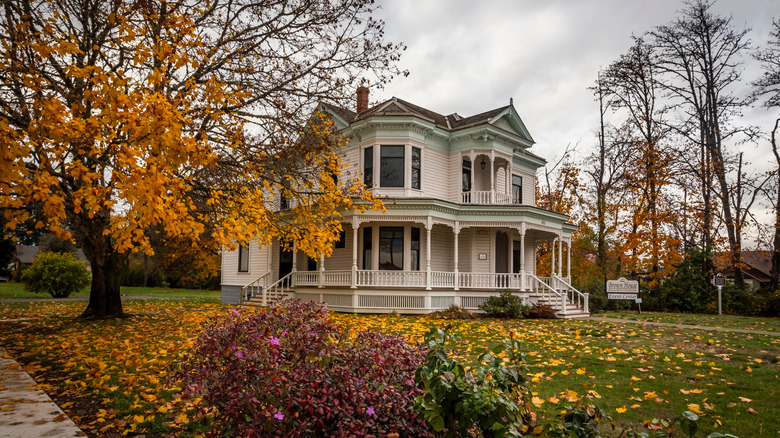 A historic home during the fall in Stayton, Oregon