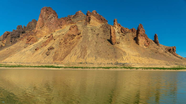 Towering rocky, desert mountains at Leslie Gulch in Oregon